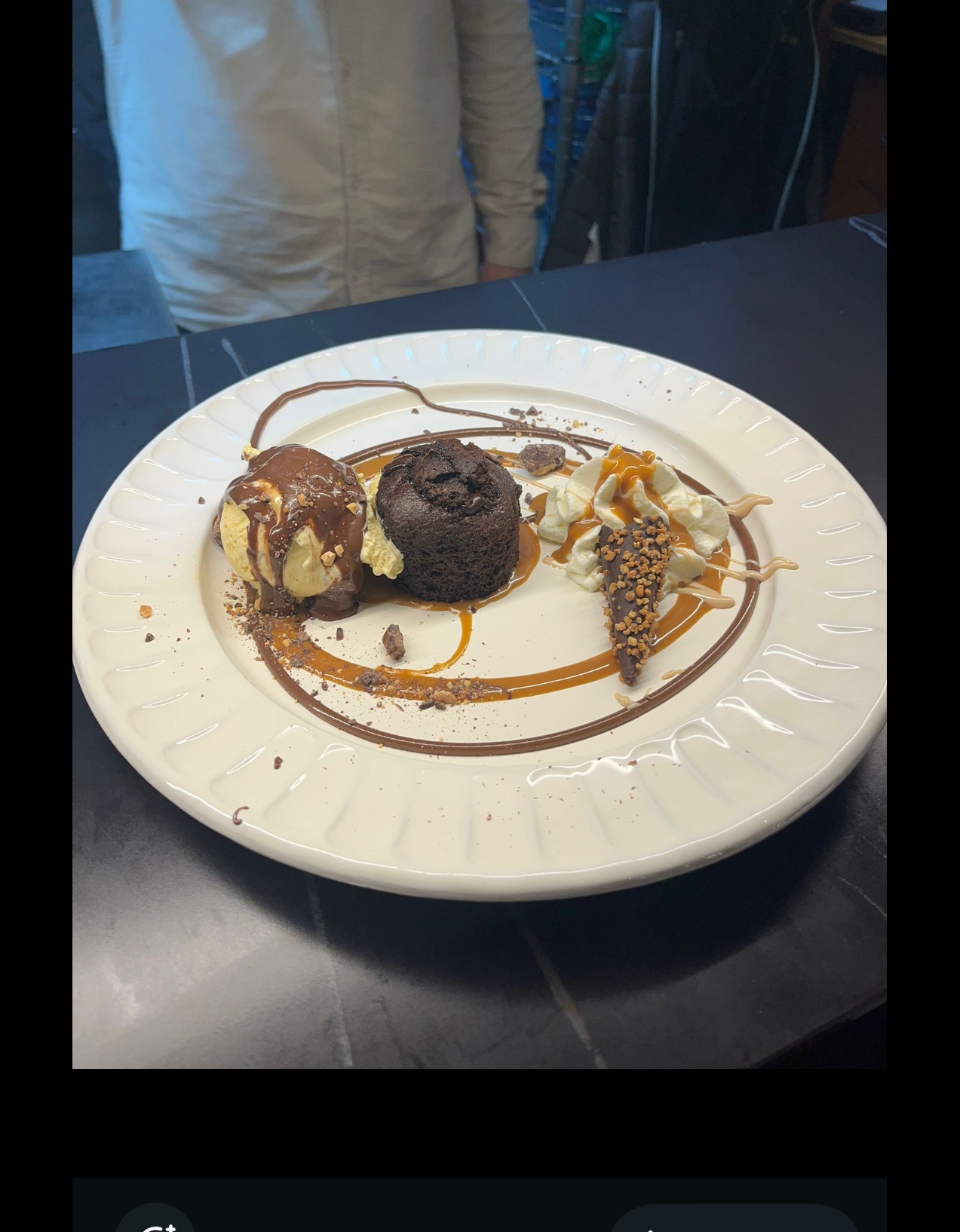 Coulant de chocolate con helado de vainilla y nata montada