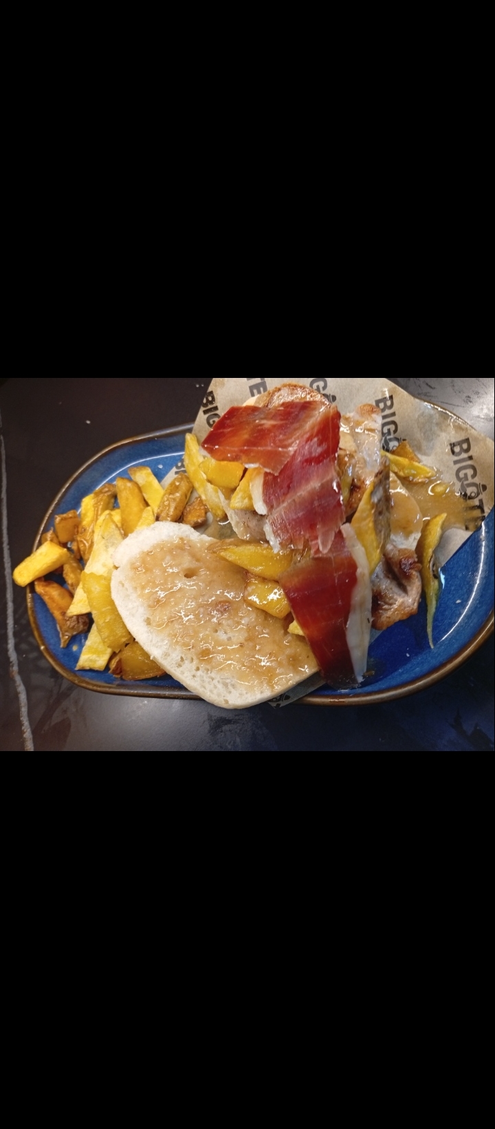 Solomillo al whisky con jamón y patatas