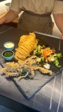 calamar de potera rebozado y frito , con alioli entre 700g y 1000g