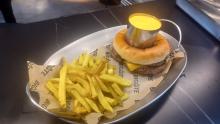 Burger bañada en salsa cheddar 