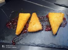 Queso viejo frito con frambuesa